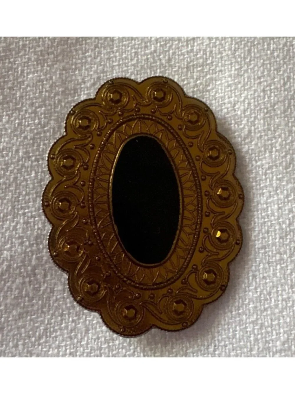 Vintage 80's Gold-Tone Scalloped Oval Brooch With Black Center Stone